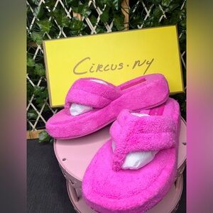 NIB Circus NY Sam Edelman hot pink fuzzy slides! Size 5🔥